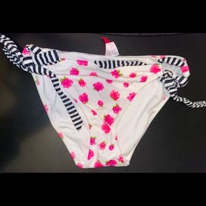 VICTORIA’S SECRET BEACH SEXY®
STRING FIT BIKINI BOTTOM